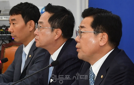 ▲박찬대 원내대표(오른쪽)가 8월 20일, 국회에서 열린 원내대책회의 모두 발언에서 “자유민주주의 체제를 위협하는 반국가 세력들이 곳곳에서 암약하고 있다”라는 윤석열 대통령의 발언에 대해 강하게 비판하고 있다. Ⓒ영등포시대