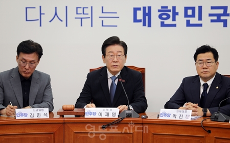 ▲민주당 이재명 대표(가운데)가 8월 21일 국회에서 열린 최고 위원회 마지막 발언에 나서 “민주당은 28일, 민생회복지원금에 대한 재표결에 나선다”라고 밝히고 있다.Ⓒ영등포시대 