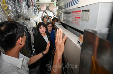 ▲서울시의회 민주당 민생실천 위원회가 VOCs 배출 저감효과가 뛰어난 친환경 세탁기가 설치된 노원구에 있는 세탁소를 방문, 친환경 세탁기의 효과와 필요성을 확인하고 있다./이미지=서울시의회 민주당 제공 