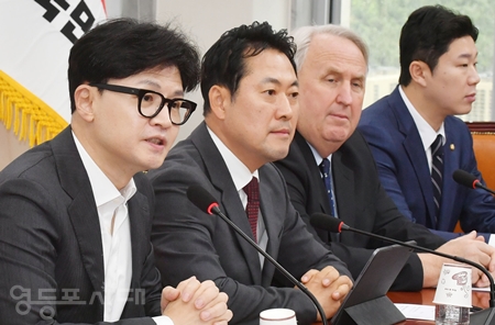 ▲한동훈 대표(왼쪽)가 8월 26일 국회에서 열린 최고위원회의 모두 발언에서 “이재명 대표와의 회담은 반드시 하게 되기를 기대한다”라고 말하고 있다. Ⓒ영등포시대 