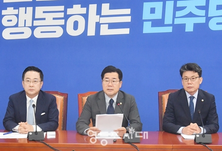 ▲박찬대 민주당 원내대표(가운데)가 8월 27일 국회에서 열린 원내대책회의 모두 발언에서 김문수 고용노동부 장관 후보자의 ‘자진사퇴’를 촉구하고 있다. Ⓒ영등포시대