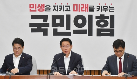 ▲김상훈 국민의힘 정책위의장(가운데)이 27일 국회에서 열린 원내대책회의 모두 발언에서 “윤석열 정부의 전방위 독도 지우기”에 대해 “밑도 끝도 없는 괴담 선동 정치가 계속되고 있다”라고 비판하고 있다. Ⓒ영등포시대