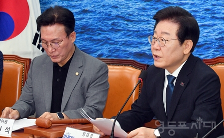 ▲이재명 대표(오른쪽)가 8월 28일 국회에서 열린 최고위원회의 모두 발언에서 “어떤 방법을 써서라도 국민과 골목 경제 그리고 민생을 반드시 살려야 한다”라고 강조하고 있다. Ⓒ영등포시대