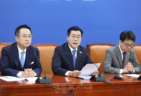 ▲박찬대 원내대표가 9월 19일 국회에서 열린 정책조정회의 모두 발언에서 “국민의힘 의원들은 몰락 해가는 용산 눈치 그만 보고 입법부의 일원으로서 공정과 민생을 살리는 길에 동참하기를 다시 한번 촉구한다”라고 밝히고 있다. Ⓒ영등포시대