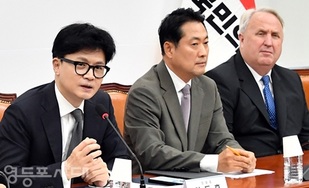 ▲한동훈 대표(왼쪽)가 9월 19일 국회에서 열린 최고 위원회 모두 발언에서 “국민을 위한 정치를 하고 있는가에 대해서 많은 국민께서 냉담한 반응을 보였다”라고 추석 민심을 전하고 있다. Ⓒ영등포시대