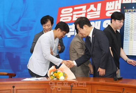 ▲이재명 대표가 ‘을지키는민생실천위원회 상생 꽃 달기’에 참석해 관계자들과 인사를 나누고 있다. Ⓒ영등포시대 