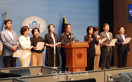 ▲민주당 의료대란 대책특위 위원 일동은 9월 23일 국회 소통관에서 기자회견을 열고 “윤석열 대통령과 한동훈 국민의힘 대표의 만남이 의료대란을 해결할 수 있는 작은 실마리라도 만들 수 있는 자리가 되길 진심으로 바란다”라고 밝히고 있다. Ⓒ영등포시대