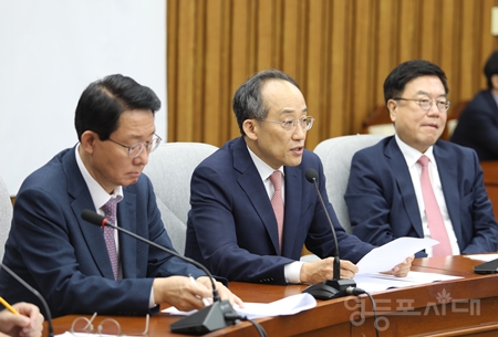 추경호 원내대표(가운데)가 9월 24일 국회에서 열린 원내대책회의 모두 발언에서 민주당이 일명 ‘법왜곡죄’(형법 개정안)을 법안심사소위에 회부하기로 한 것에 대해 ‘검사 겁박법’, ‘검사 압박법’이라는 단어를 사용하며 강하게 비판하고 있다. Ⓒ영등포시대