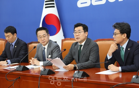 ▲박찬대 민주당 원내대표(오른쪽에서 두 번째)가 9월 24일 국회에서 열린 원내대책회의 모두 발언에서 윤석열 대통령 부인 김건희 여사를 둘러싼 의혹에 대해 “김건희 여사는 전생의 양파였습니까?”라는 네티즌의 풍자를 인용해 강하게 비판하고 있다. Ⓒ영등포시대