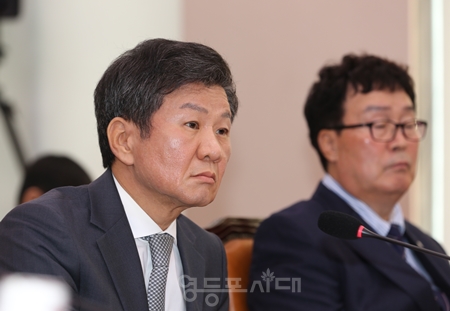 ▲9월 24일 국회에서 열린 문화체육관광위원회 전체 회의에 증인으로 출석한 정몽규 대한축구협회 회장이 강유정 의원의 질의에 “아니라고 여깁니다” 등으로 답변하고 있다. Ⓒ영등포시대 