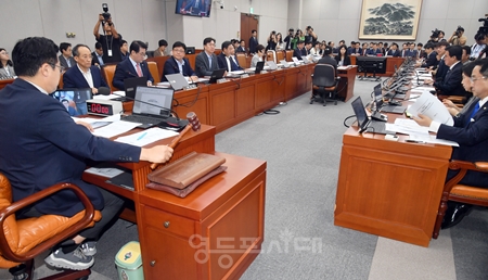 ▲박찬대 운영위원장이 이날 상정된 32건의 법률안에 대해 국회 운영개선 소위에 회부하고 있다. Ⓒ영등포시대