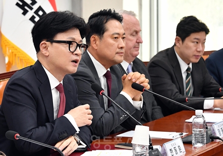 ▲한동훈 대표(왼쪽)가 10월 7일 국회에서 열린 최고위원회의 모두 발언에서 김대남 전 행정관에 대한 초치의 뜻을 분명하게 밝히고 있다. Ⓒ영등포시대