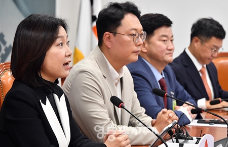 ▲허은아 대표(왼쪽)가 10월 7일 국회에서 열린 최고원회 모두 발언에서 22대 국회 국감의 중요성을 강조하며 “완장 질 국감, 이벤트 국감, 소리만 지르는 국감은 이제 끝내야 한다”라고 밝히고 있다. Ⓒ영등포시대