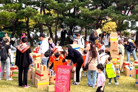 ▲지난해 ‘어린이집 한마당 잔치’의 모습(종이박스 놀이터)/이미지=영등포구 제공