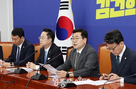 ▲박찬대 원내대표(오른쪽에서 두 번째)가 10월 15일 국회에서 열린 국정감사대책회의 모두 발언에서 “거짓말은 더 큰 거짓말을 낳고 결국은 정권을 위기로 몰아넣었다”라며 “대통령실은 국민을 속이려고 하지 말라”라고 목소리를 높이고 있다. Ⓒ영등포시대 