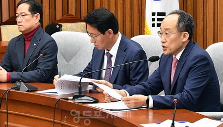 ▲추경호 원내대표(오른쪽)가 10월 22일 국회에서 열린 국정감사대책회의 모두 발언에서 “예상했던 대로 이재명 대표의 11월 1심 판결이 다가오면서 야당의 대통령 탄핵 선동 수위가 점점 거세지고 있다”라고 밝히고 있다. Ⓒ영등포시대 