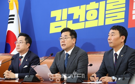 박찬대 민주당 원내대표(가운데)가 10월 31일 국회에서 긴급 기자회견을 열고 “민주당이 입수한 다른 녹취에는 윤석열 대통령의 불법이 김건희 여사에 의한 것임을 보여주는 내용이 수두룩하다”라며 “충격적이다”라고 밝히고 있다. Ⓒ영등포시대