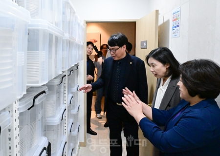 최호정 서울시의회 의장(가운데)이 김지향 시의원과 함께 전국 최조로 ‘1회용기 없는 장례식장’으로 운영되고 있는 서울의료원 장례식장을 방문해 빈소 내 다회용기 사용 현황을 점검하고 있다./이미지-서울시의회 제공