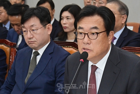 ▲천하람 의원이 “손바닥으로 하늘을 가리면서 빠져나가려고 하니까 지지율이 19%다. 대통령실이 거짓된 해명을 국민 앞에 내놓으면 달라지느냐?”라고 목소리를 올리자 정 실장은 “이준석 대표한테 가서 물어보라, 개혁신당 지지율이나 생각하라”라고 다시 되받았다. Ⓒ영등포시대