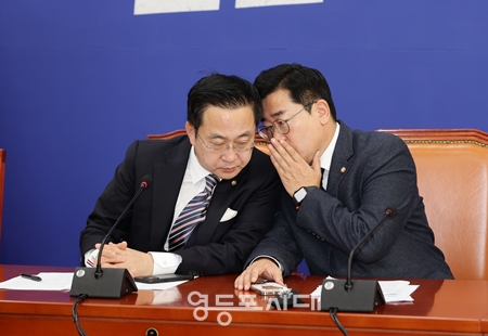 ▲박찬대 원내대표(오른쪽)가 원내 대책 회의 중 휴대전화를 들여다본 후 박성준 원내수석부대표와 귀 옛말을 하고 있다. Ⓒ영등포시대