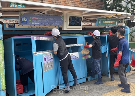 ▲클린하우스 주변과 수거함 내부 물청소를 하고 있다./이미지=영등포구 제공 