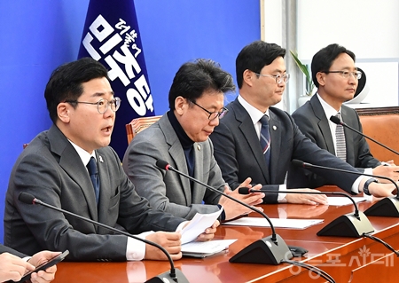 ▲박찬대 민주당 원내대표(왼쪽)가 11월 7일 오전 국회에서 열린 정책조정회의 모두 발언에서 “윤석열 대통령은 토 달지 말고 어떤 핑계도 되지 말고 김건희 특검을 전격 수용 하라”라고 촉구했다. Ⓒ영등포시대