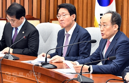 ▲추경호 원내대표(오른쪽)가 11월 26일 국회에서 열린 원내대책회의 모두 발언에서 이재명 대표의 무죄판결에 대해 “1심의 판단을 존중한다”라면서도 “상당히 아쉽다”라고 밝히고 있다.Ⓒ영등포시대