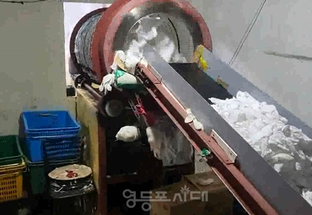 ▲450세탁된 위생 물수건 포장 단계로 넘어가는 과정/이미지=서울시 민생사법경찰국 제공 