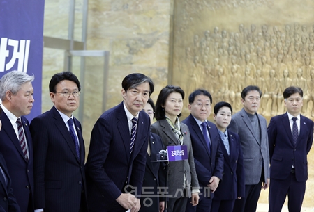 ▲조국 조국혁신당 대표(왼쪽에서 세 번째)가 12월 7일 오전 윤석열 대통령의 대국민 담화 이후 국회 로텐더홀에서 낸 입장문을 낸 후 기자들의 질문에 답하고 있다. Ⓒ영등포시대