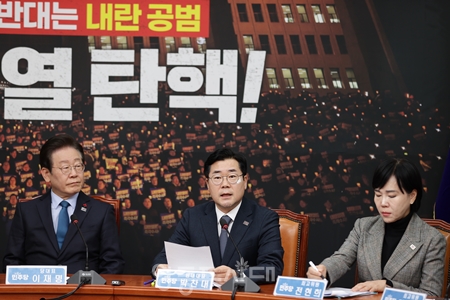 ▲박찬대 원내대표(가운데)가 “최대한 빠르게 내년도 예산안을 통과시켜 행정부가 미리 국정운영에 대비할 수 있도록 하겠다”라고 밝히고 있다.  Ⓒ영등포시대