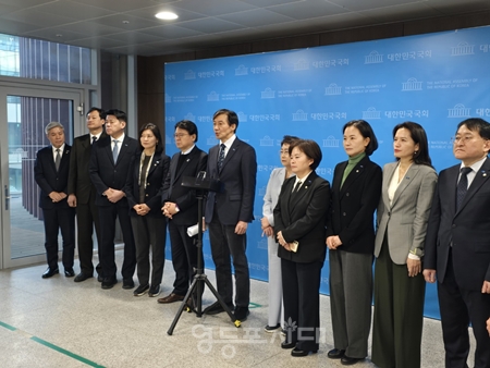 ▲조국혁신당 조국 대표가 12월 9일 국회 소통관에서 긴급 기자회견을 열고 “검찰은 내란죄 수사에서 당장 손 떼라”라고 촉구하고 있다. Ⓒ영등포시대 