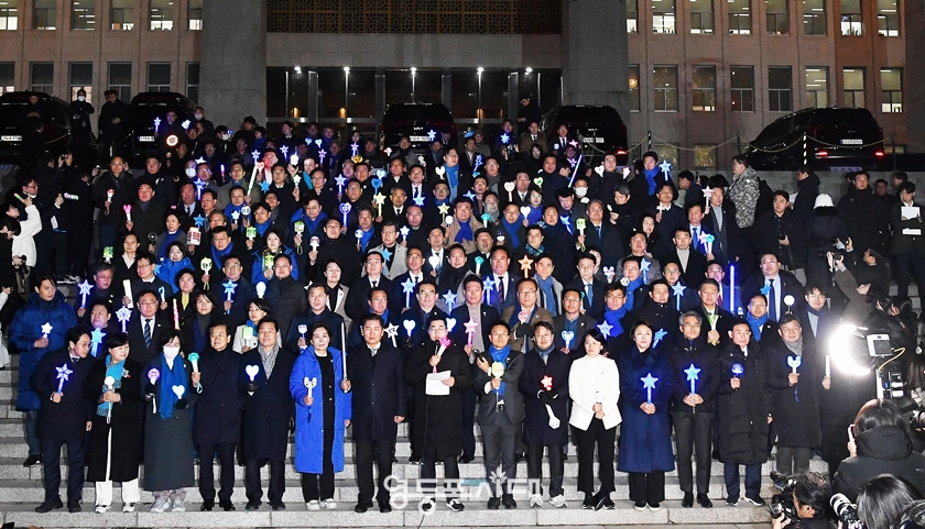 ▲민주당 국회의원 일동이 12월 13일 저녁 국회 본청 앞 계단에서 발표한 결의문에서 “탄핵은 헌정질서 중단이 아니라 헌정질서 회복이다”라며 “하루라도 빨리 윤석열 대통령의 군 통수권을 박탈하고, 직무를 정지해야 한다”라고 강조했다. Ⓒ영등포시대 