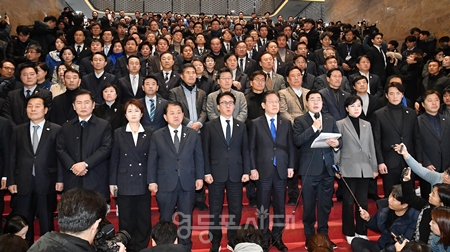 ▲박찬대 원내대표(앞줄 오른쪽에서 네 번째)가 국회 본청 로텐더홀 계단에서 윤석열 대통령 탄핵안 가결에 대한 민주당 입장문을 발표하고 있다.ⓒ영등포시대