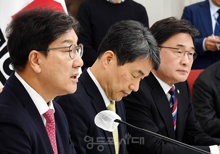 ▲권성동 국민의힘 원내대표(왼쪽)가 16일 국회에서 이주호 사회부총리 겸 교육부 장관을 접견하고 “과거 노무현 정부, 또 박근혜 정부 시의 전례를 참고해서 침착하게 대응해 주기를 바란다”라고 부탁하고 있다. Ⓒ영등포시대