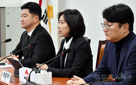 ▲허은아 대표(가운데)가 12월 30일 국회에서 열린 최고위원회의 모두 발언을 통해 12월 29일 전남 무안국제공항에서 발생한 제주항공 여객기 추락 사고로 사망한 “탑승자의 명복을 빌고 유가족에게는 깊은 위로의 말씀”을 전하고 있다. Ⓒ영등포시대