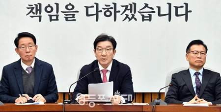 권성동 국민의힘 원내대표(가운데)가 10일 서울 여의도 국회에서 열린 원내대책회의에서 발언하고 있다. /사진=김정현 기자