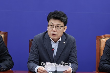 진성준 더불어민주당 정책위의장이 14일 서울 여의도 국회에서 열린 원내대책회의에서 발언하고 있다. ©김정현 기자