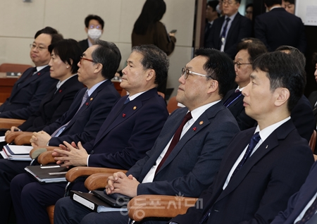 ▲1월 15일 국회에서 열린 ‘윤석열 정부의 비상계엄 선포를 통한 내란 혐의 진상규명 국정조사 위원회’에 출석한 기관장 들이 나란히 앉아 여야 공방을 지켜보고 있다. Ⓒ영등포시대