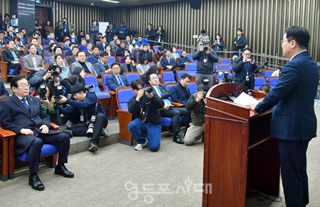 ▲박찬대 원내대표가 1월 15일 국회에서 열린 비상 의원총회 모두 발언에서 윤석열 대통령 체포와 관련해 “늦었지만, 대한민국에 공권력과 정의가 살아있다는 사실을 확인하게 되어 다행이다”라고 밝히고 있다. Ⓒ영등포시대