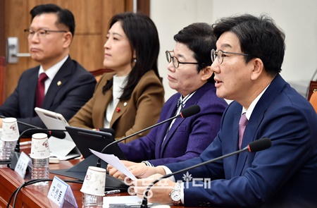 권성동 국민의힘 원내대표가 20일 서울 여의도 국회에서 열린 최고위원회의에서 발언하고 있다. ©김정현 기자