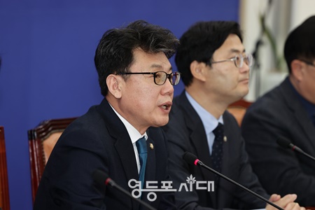 ▲진성준 더불어민주당 정책위의장이 21일 서울 여의도 국회에서 열린 원내대책회의에서 발언하고 있다. ©박강열 기자