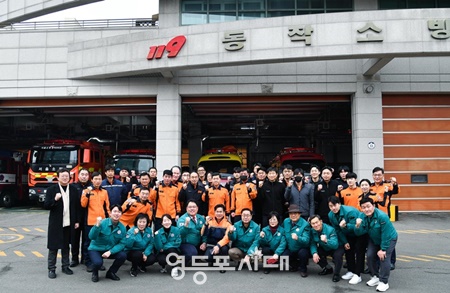 서울시의회 국민의힘 원내대표단이 20일 동작소방소를 방문해 소방대원들과 기념촬영을 하고 있다. /이미지=서울시의회 제공