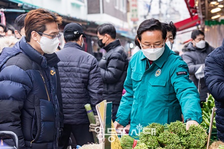 ▲최호권 영등포구청장이 1월 21일 설맞이 대림 중앙시장을 방문해 살펴보고 있다./이미지=영등포구 제공