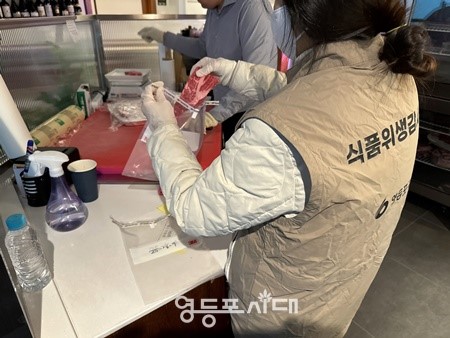 ▲영등포구 식품위생감시원들이 한우 취급업소를 방문해 한우 유전자 검사를 위해 한우를 수거하고 있다./이미지=영등포구 제공