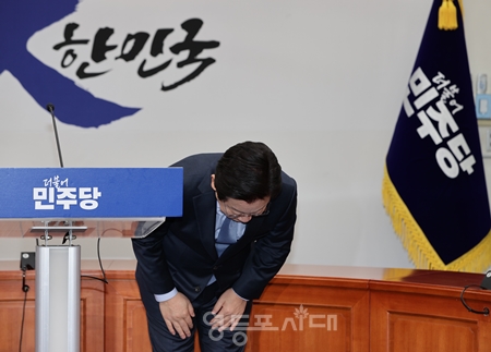 ▲이재명 대표가 신년 기자회견에 앞서 기자들을 향해 인사하고 있다. Ⓒ영등포시대