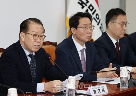 ▲권영세 비대위원장(왼쪽)이 1월 23일 국회에서 열린 비상대책위원회의 모두 발언에서 “대한민국과 미국은 피와 땀으로 맺어진 혈맹이다”라며 굳건한 한미동맹을 강조하고 있다. Ⓒ영등포시대 