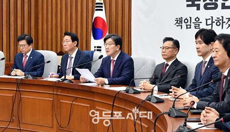 김상훈 국민의힘 정책위의장이 24일 국회에서 열린 원내대책회의에서 권성동 원내대표의 발언을 듣고 있다. ©영등포시대