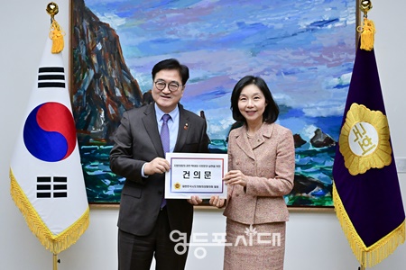 최호정 서울시의회 의장(오른쪽)이 23일 국회 사랑재에서 열린 대한민국시도의회의장협의회와 국회의장과의 간담회에서 우원식 의장에게 건의문을 전달하고 있다./이미지=서울시의회 제공