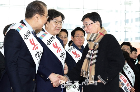 국민의힘 권영세 비상대책위원장과 권성동 원내대표를 비롯한 당 지도부가 설 명절을 앞둔 24일 서울역을 찾아 귀성길에 오른 시민들을 향해 인사하고 있다. ©영등포시대