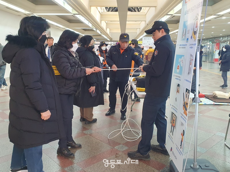 ▲영등포소방서 대원들이 1월 24일 서울 영등포역에서 시민들에게 설 명절을 맞아 소방안전체험 교육을 실시하고 있다./이미지=영등포소방서 제공